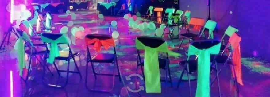 fiesta de cumpleanos tematica neon con inflables